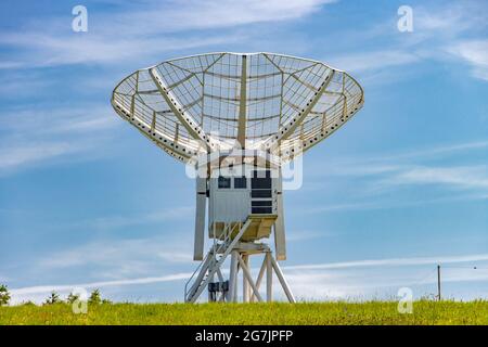 Osservatorio ionosferico con antenna satellitare gigante per la ricezione di un segnale satellitare. Foto Stock