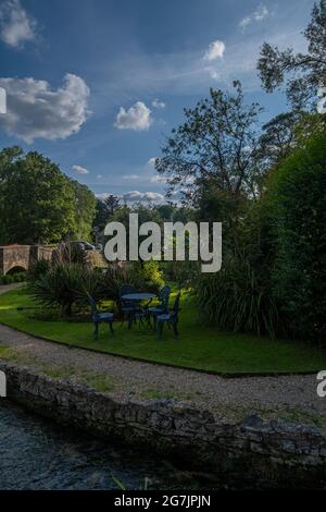 Foto di Bibury Village nel periodo estivo, una volta descritto dal famoso designer William Morris come il villaggio più bello in tutta l'Inghilterra Foto Stock