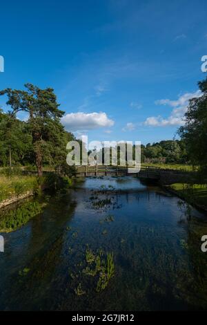 Foto di Bibury Village nel periodo estivo, una volta descritto dal famoso designer William Morris come il villaggio più bello in tutta l'Inghilterra Foto Stock