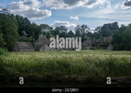 Foto di Bibury Village nel periodo estivo, una volta descritto dal famoso designer William Morris come il villaggio più bello in tutta l'Inghilterra Foto Stock