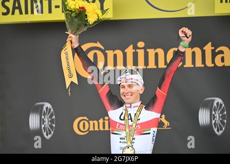 Francia, 14 luglio 2021. POGACAR Tadej (SLO) del TEAM EMIRATES degli Emirati Arabi Uniti vince la tappa e attraversa il traguardo per aumentare il suo vantaggio complessivo nella tappa 17 del Tour de France, mercoledì 14 luglio 2021. Il credito fotografico dovrebbe essere: Pete Goding/GodingImages Foto Stock