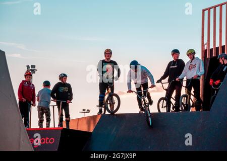 Kazan, Russia - 12 settembre 2020: Un gruppo di giovani piloti in bicicletta BMX sulla rampa di uno skate Park nel parco pubblico della città per attività ricreative Foto Stock