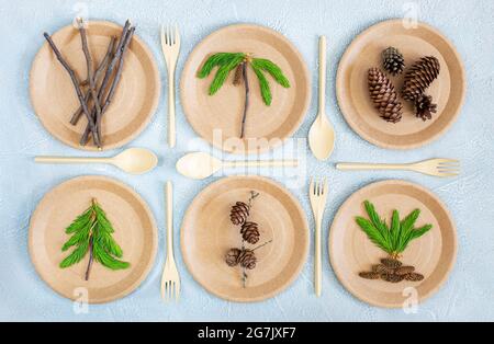 Tavolo servito con stoviglie monouso con materiali naturali. Eco-concetto, riciclabilità, biodegradabilità, senza plastica. Cura della natura Foto Stock