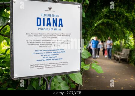 Londra. REGNO UNITO- 07.11.2021. Il cartello e l'avviso informativo in Princess Diana Memorial Garden. Foto Stock