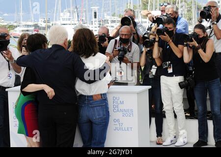 Sophie Marceau e i membri del cast partecipano al 74a Festival del Cinema di Cannes 2021 Foto Stock