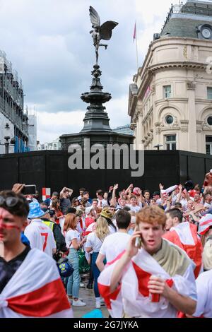 Londra, Regno Unito. 11 luglio 2021. Euro 2020. Gli appassionati di calcio dell'Inghilterra festeggiano a Piccadilly Circus in vista della finale Italia vs Inghilterra. Credito: Waldemar Sikora Foto Stock