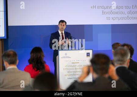 Atene, Grecia. 14 luglio 2021. Il Ministro greco del turismo Harry Theoharis partecipa ad un evento dedicato al futuro degli alberghi ad Atene, in Grecia, il 14 luglio 2021. La recente ondata di infezioni da COVID-19 in Grecia non è legata alla riapertura del paese ai visitatori internazionali a metà maggio, ha affermato Harry Theoharis mercoledì. Credit: Lefteris Partsalis/Xinhua/Alamy Live News Foto Stock