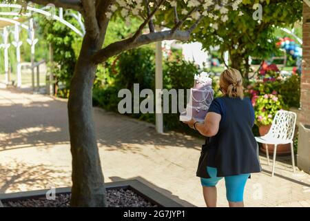 PIACEN, ITALIA - 26 giugno 2021: Lo staff di matrimoni ed eventi privati luogo di ritrovo preparazione per l'evento Foto Stock