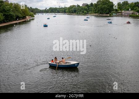 Londra. REGNO UNITO- 07.11.2021. Una vista generale della Serpentine in Hyde Park con i visitatori in barca sul lago. Foto Stock