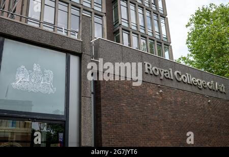 Londra. REGNO UNITO- 07.11.2021. Il cartello con il nome, la facciata e l'ingresso del Royal College of Art Foto Stock