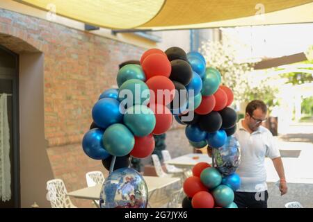 PIACEN, ITALIA - 26 giugno 2021: Lo staff di matrimoni ed eventi privati luogo di ritrovo preparazione per i prossimi eventi Foto Stock