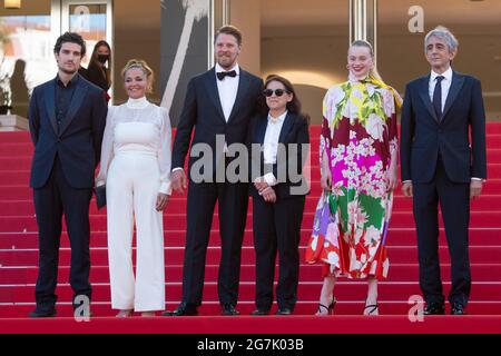 Cannes, 14 luglio 2021. Sergio Rubini, Luna Wedler, Ildiko Enyedi, Gijs Naber, Monika Mecs e Louis Garrel partecipano alla storia di mia moglie Photocall come parte del 74a Festival Internazionale del Cinema di Cannes, in Francia, il 14 luglio 2021. Foto di Aurore Marechal/ABACAPRESS.COM Foto Stock