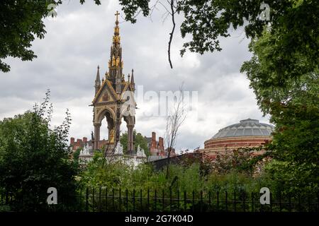 Londra. REGNO UNITO- 07.11. 2021. L'Albert Memorial e la Royal Albert Hall sono visti dai Kensington Gardens. Foto Stock