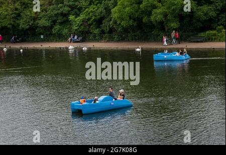 Londra. REGNO UNITO- 07.11.2021. Visitatori e turisti in barca sulla serpentina di Hyde Park. Foto Stock