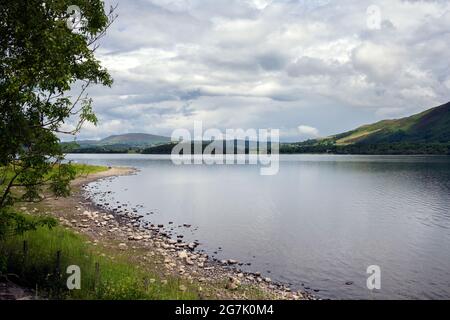 Vista del lago Bassenthwaite in un pomeriggio estivo nuvoloso, Lake District, Inghilterra Foto Stock