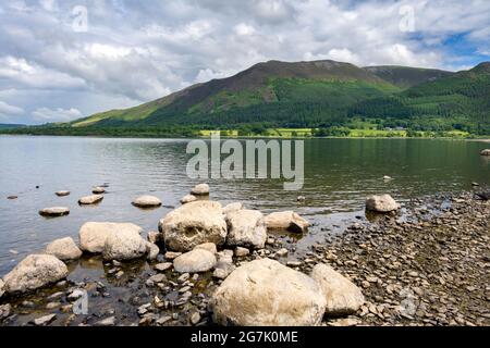 Vista del lago Bassenthwaite in un pomeriggio estivo nuvoloso, Lake District, Inghilterra Foto Stock