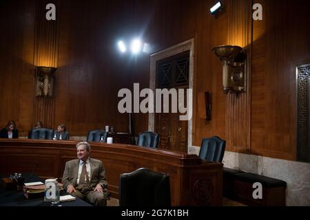 Washington, Stati di Vereinigte. 14 luglio 2021. Il senatore degli Stati Uniti John Neely Kennedy (repubblicano della Louisiana) arriva al Comitato del Senato per le Stanziamenti â Sottocommissione sul lavoro, la salute e i servizi umani, e l'istruzione, E le agenzie correlate che si sono sentite per esaminare le stime di bilancio proposte e la giustificazione per l'anno fiscale 2022 per il Dipartimento del lavoro, nell'edificio degli uffici del Senato Dirksen a Washington, DC, mercoledì 14 luglio 2021. Credit: Rod Lamkey/CNP/dpa/Alamy Live News Foto Stock