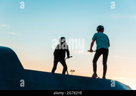 Kazan, Russia - 12 settembre 2020: Giovani piloti in bicicletta BMX sulla rampa del parco skate nel parco pubblico della città per attività ricreative Foto Stock