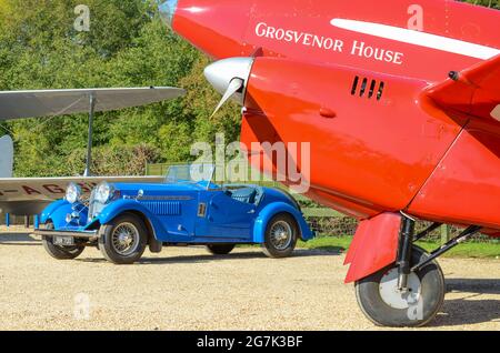 De Havilland Comet ha nominato Grosvenor House, gara aereo G-ACSS in mostra a Shuttleworth, con una vettura classica, una Railton Light Sports Car 1937 Foto Stock