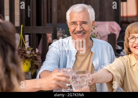 Buona cena di compleanno con i bambini adulti Foto Stock