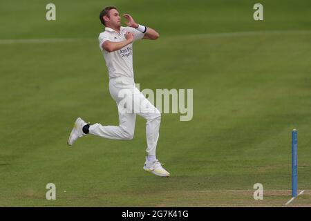 CHESTER LE STREET, REGNO UNITO. 14 LUGLIO Stuart Broad del bowling Nottinghamshire durante la partita del campionato della contea di LV tra il Durham County Cricket Club e il Nottinghamshire a Emirates Riverside, Chester le Street il giorno di nozze 14 luglio 2021. (Credit: Mark Fletcher | MI News) Credit: MI News & Sport /Alamy Live News Foto Stock