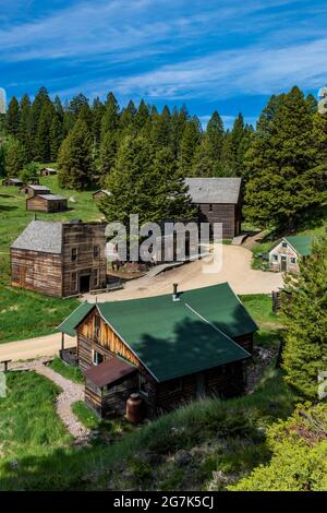 Città fantasma granata che un tempo era la casa dei minatori d'oro e delle loro famiglie, Montana, Stati Uniti Foto Stock