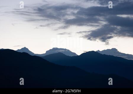 Ocensa montagne in Annapurna, Himalaya, preso a Pokhara, Nepal durante il crepuscolo Foto Stock