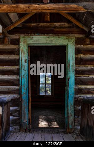 Capanna di tronchi di vigili del fuoco vicino alla città fantasma di Garnet, Montana, USA Foto Stock