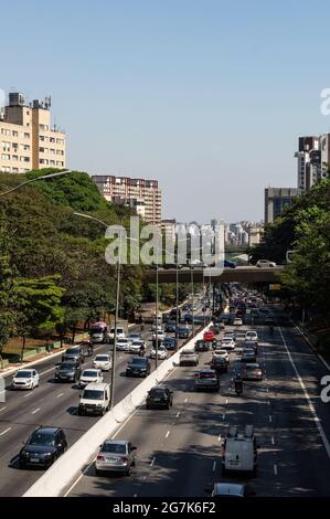 Vista sud-ovest del viale 23 de Maio, il famoso corridoio nord-sud della superstrada che collega il centro e i distretti di Vila Mariana. Foto Stock