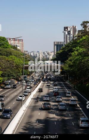 Vista sud-ovest del viale 23 de Maio, il famoso corridoio nord-sud della superstrada che collega il centro e i distretti di Vila Mariana. Foto Stock