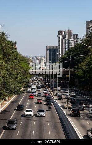 Vista sud-ovest del viale 23 de Maio, il famoso corridoio nord-sud della superstrada che collega il centro e i distretti di Vila Mariana. Foto Stock