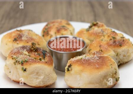 Antipasto di pane aromatizzato all'aglio su un piatto servito con salsa marinara. Foto Stock