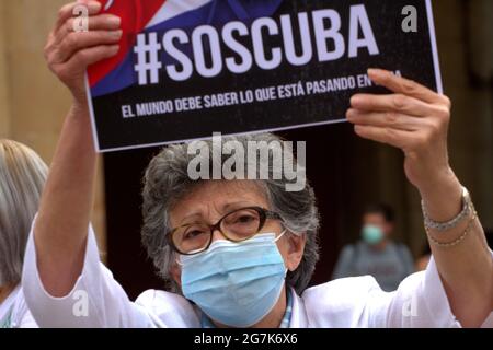 Spagna. 14 luglio 2021. Playa Mayor a Gijon è stata teatro di una protesta chiamata 'Sos Cuba' per chiedere la libertà sull'isola. I cubani delle Asturie si radunarono per gridare la Patria e la vita. (Foto di Mercedes Menendez/Pacific Press) Credit: Pacific Press Media Production Corp./Alamy Live News Foto Stock