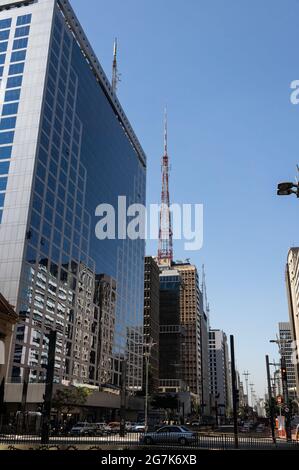 La facciata in vetro dell'edificio condominiale Sao Luis Gonzaga, un edificio di uffici a 22 piani situato all'estremità nord-occidentale di Paulista Avenue. Foto Stock