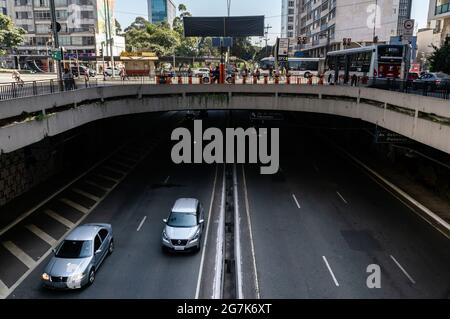 Traffico passando da Jose Roberto Fanganiello Melhem tunnel, una breve strada a livello inferiore all'estremità nord-ovest di Paulista Avenue. Foto Stock