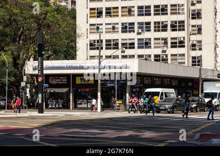 Facciata e piano terra del condominio Barao de Ouro Branco. Complesso di uffici e centro commerciale situato in viale Brigadeiro Luis Antonio. Foto Stock