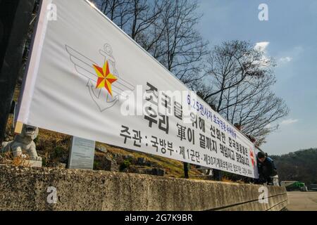 11 aprile 2018-Goyang, Corea del Sud-soldati dell'Esercito della Corea del Sud che appendono bandiera sui veterani di guerra coreani scavo di resti nelle memorie dei monumenti dell'Esercito delle Filippine a Goyang, Corea del Sud. Il banner dovrebbe leggere "i soldati si assumeranno la responsabilità dei patrioti morti per il nostro paese". Foto Stock