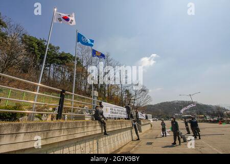11 aprile 2018-Goyang, Corea del Sud-soldati dell'Esercito della Corea del Sud che appendono bandiera sui veterani di guerra coreani scavo di resti nelle memorie dei monumenti dell'Esercito delle Filippine a Goyang, Corea del Sud. Il banner dovrebbe leggere "i soldati si assumeranno la responsabilità dei patrioti morti per il nostro paese". Foto Stock