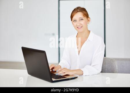 Telelavoro a casa per 42 anni donna bianca contabile. Foto Stock