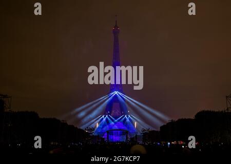 Fuochi d'artificio del giorno della Bastiglia alla Torre Eiffel il 14 luglio 2021 - spettacolo pirotecnico per la festa nazionale francese a Parigi durante la pandemia del Covid-19 Foto Stock