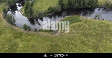 Ampia e bella vista panoramica di un fiume con mucche sul pascolo. Fotografia aerea, drone. Foto Stock