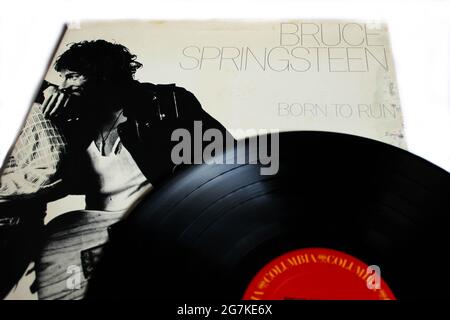 Pop and rock and roll cantante, Bruce Springsteen, album musicale su disco LP con dischi in vinile. Intitolato Born to Run. Etichetta Colombia. Copertina album Foto Stock