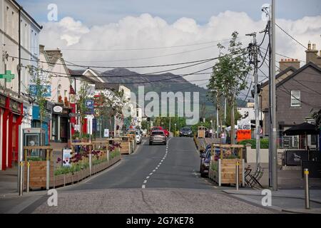 GREYSTONES, IRLANDA - 07 giu 2021: Vista delle montagne vista dalla strada principale in Greystones città, Co. Wicklow, Irlanda. Luogo turistico in una giornata estiva Foto Stock