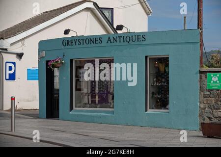 GREYSTONES, IRLANDA - 07 giu 2021: Il negozio locale 'Greystones Antiques' nella città di Greystones, contea di Wicklow, Irlanda. Foto Stock