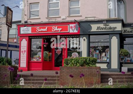 GREYSTONES, IRLANDA - 07 giu 2021: Negozi irlandesi locali, la Sweet Boutique e il Village Bookshop, a Greystones città, contea di Wicklow, Irlanda. Foto Stock