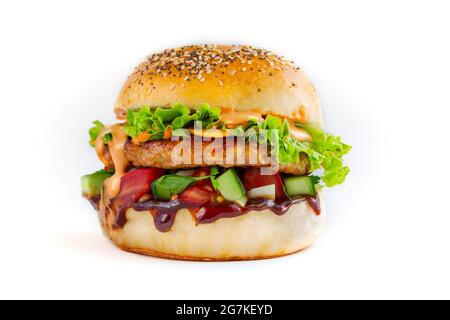 Hamburger di pollo fresco e gustoso su sfondo bianco Foto Stock