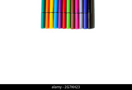 Una serie di penne colorate su sfondo bianco. Vista dall'alto. Il concetto di forniture scolastiche e di lavoro d'ufficio Foto Stock