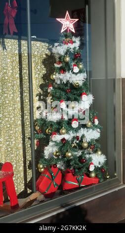 Albero di Natale decorato in vetrina villaggio Foto Stock