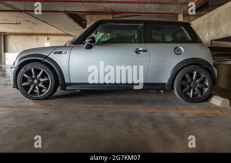 Bangkok, Thailandia - 30 Giu 2021 : Vista laterale di Silver mini cooper parcheggiato nel parcheggio. Messa a fuoco selettiva. Foto Stock