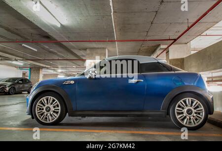 Bangkok, Thailandia - 30 Giu 2021: Vista laterale di Blue mini cooper parcheggiato nel parcheggio. Messa a fuoco selettiva. Foto Stock